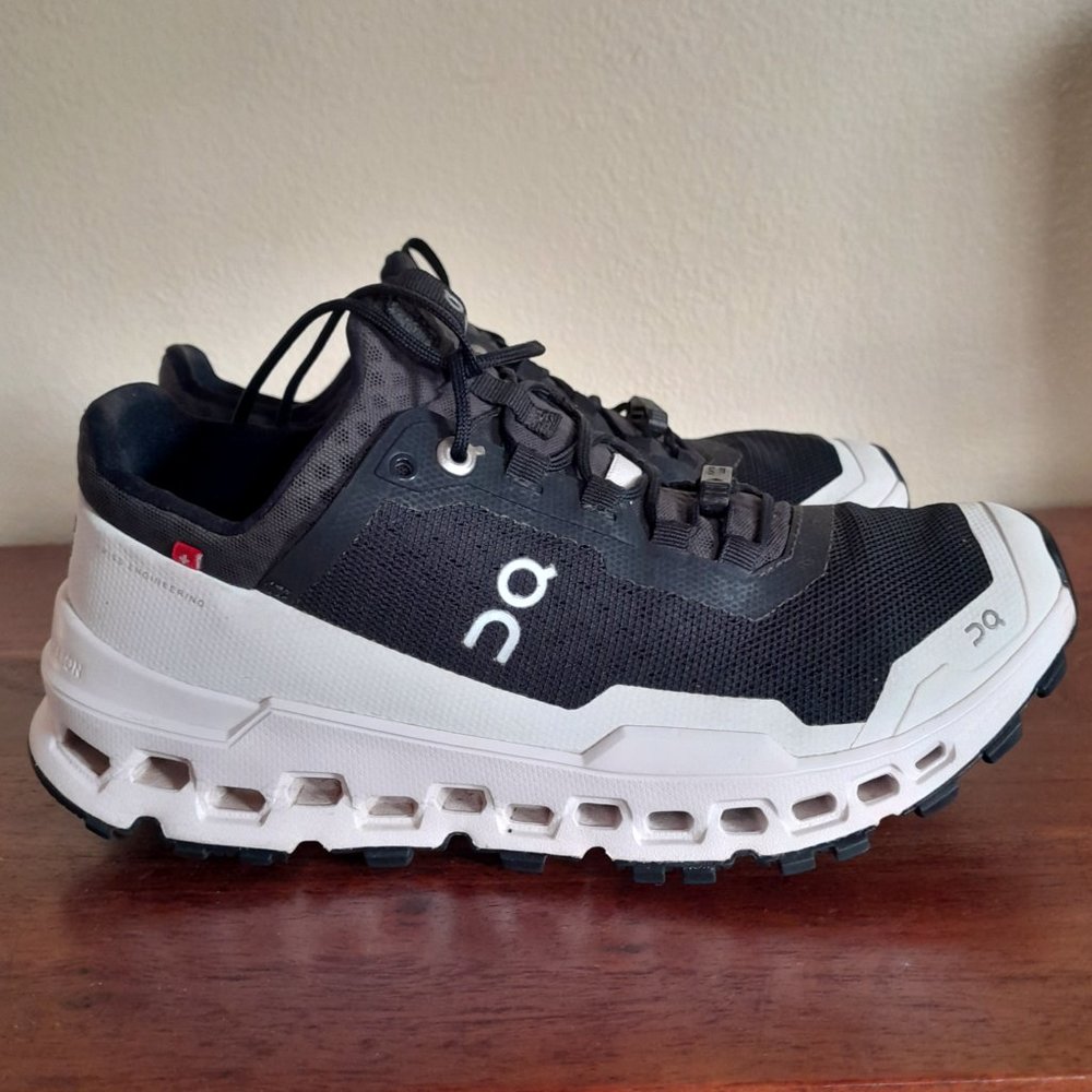 women's On Cloud running shoes sz 7-INNER SIDE DAMAGE - Picture 2 of 10